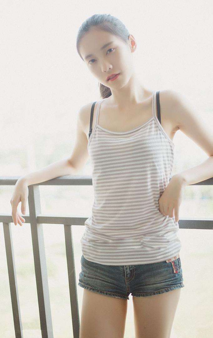 初夏午后阳台上的女孩 Girl on the balcony in early summer afternoon