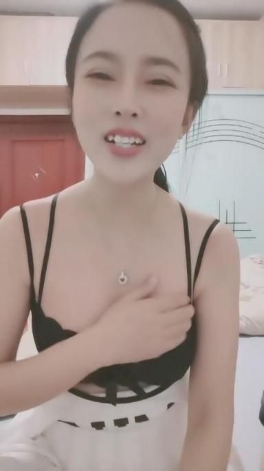 貂蝉戏水沐浴洗奶，洗干净给闺蜜拿玩具狂插 Diao Chan plays in