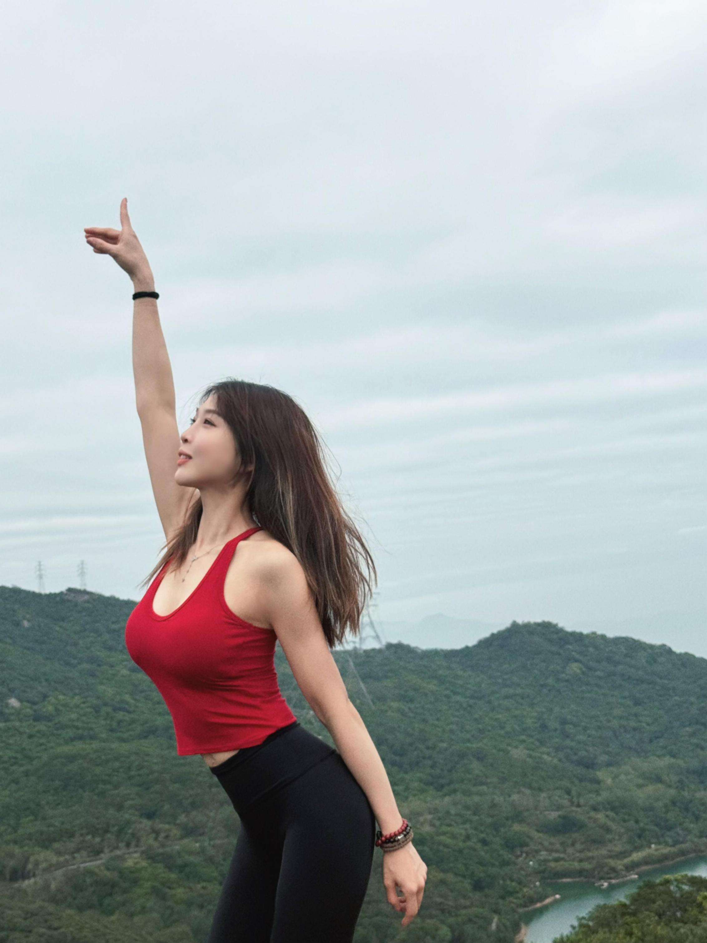 香港山顶瑜伽女孩优美身姿展现自然活力 Hong Kong yoga girl gracefully shows her natural vitality