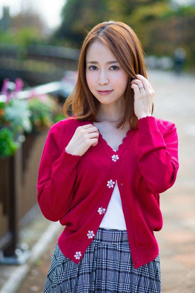 秋日午后红衣女孩的温柔瞬间 The gentle moments of the girl in red in autumn afternoon