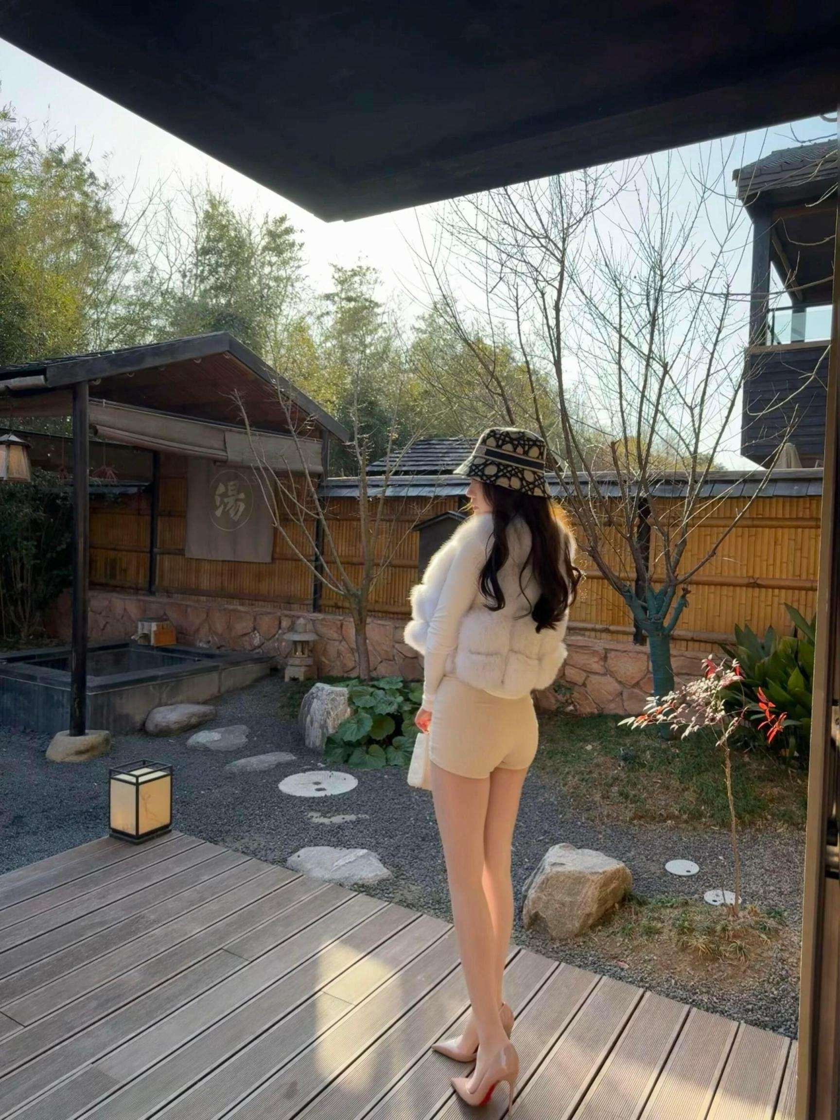 温泉旅馆午后阳光下的女孩 Girl in the afternoon sun at the hot spring hotel