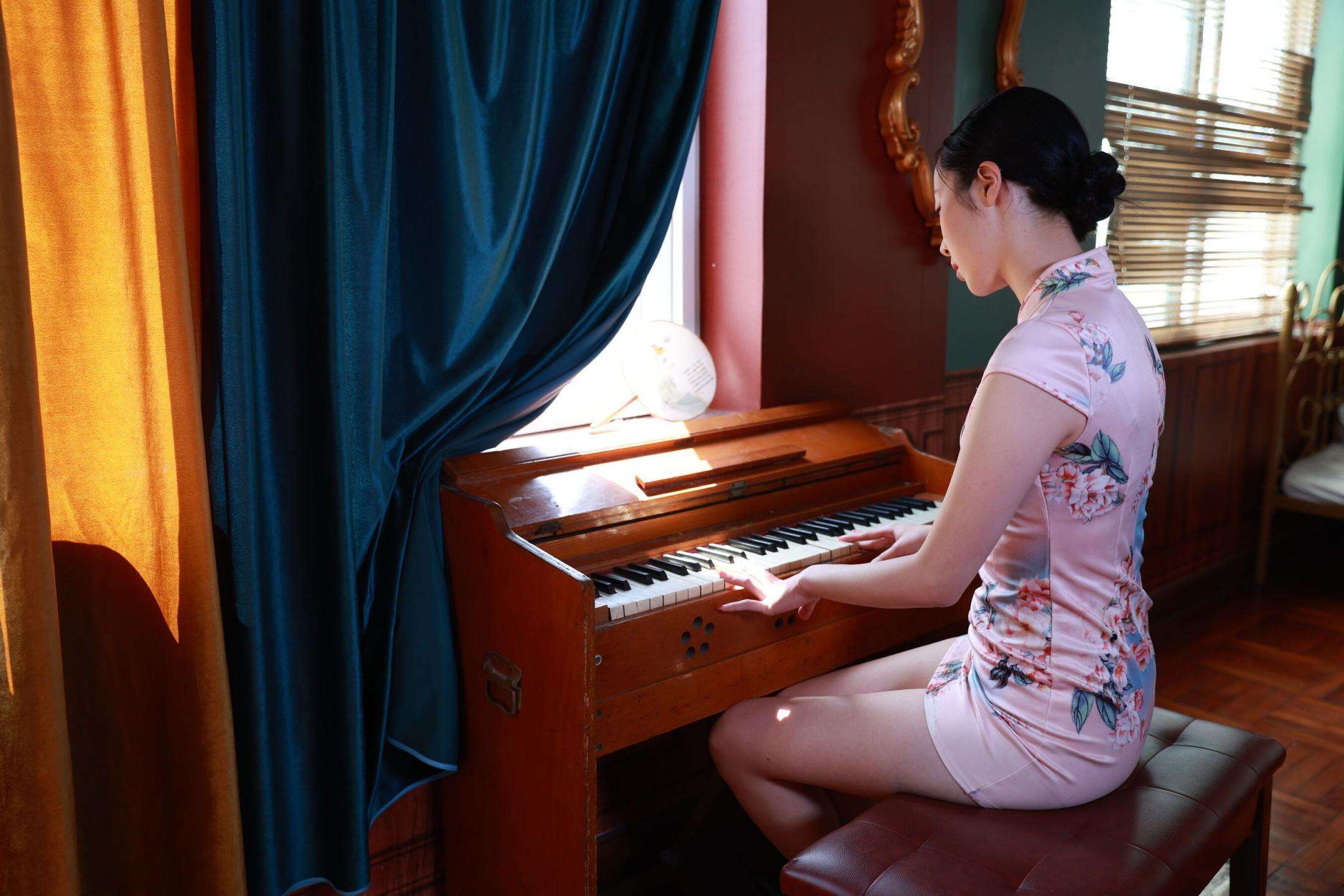 旗袍女子与老式风琴 Cheongsam woman with vintage accordion