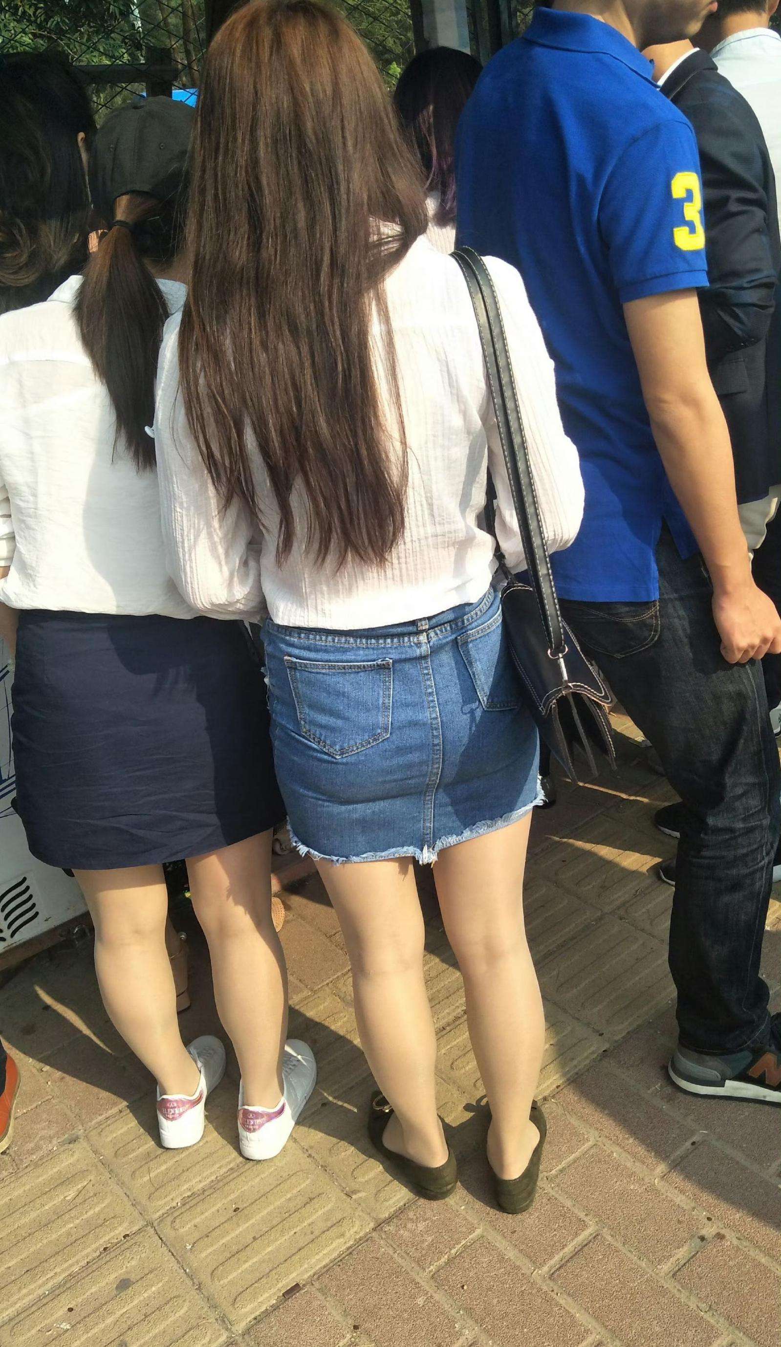 街拍女孩夏日穿搭青春活力四射展现曼妙身姿 Street photography