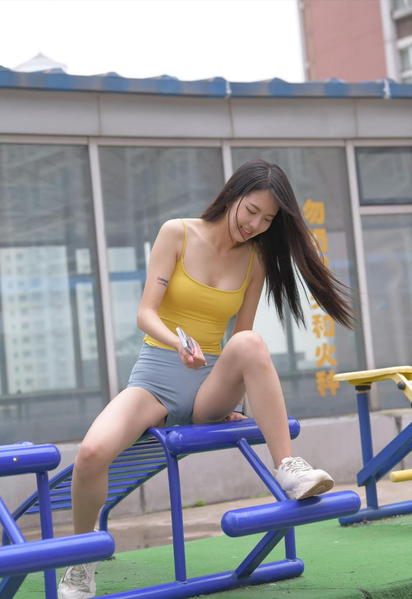 城市公园瑜伽女孩夏日写真 City Park Yoga Girl Summer