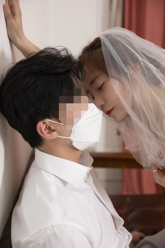 疫情下的婚礼誓言新娘温柔眼神与新郎口罩下的深情对视 Wedding vows u