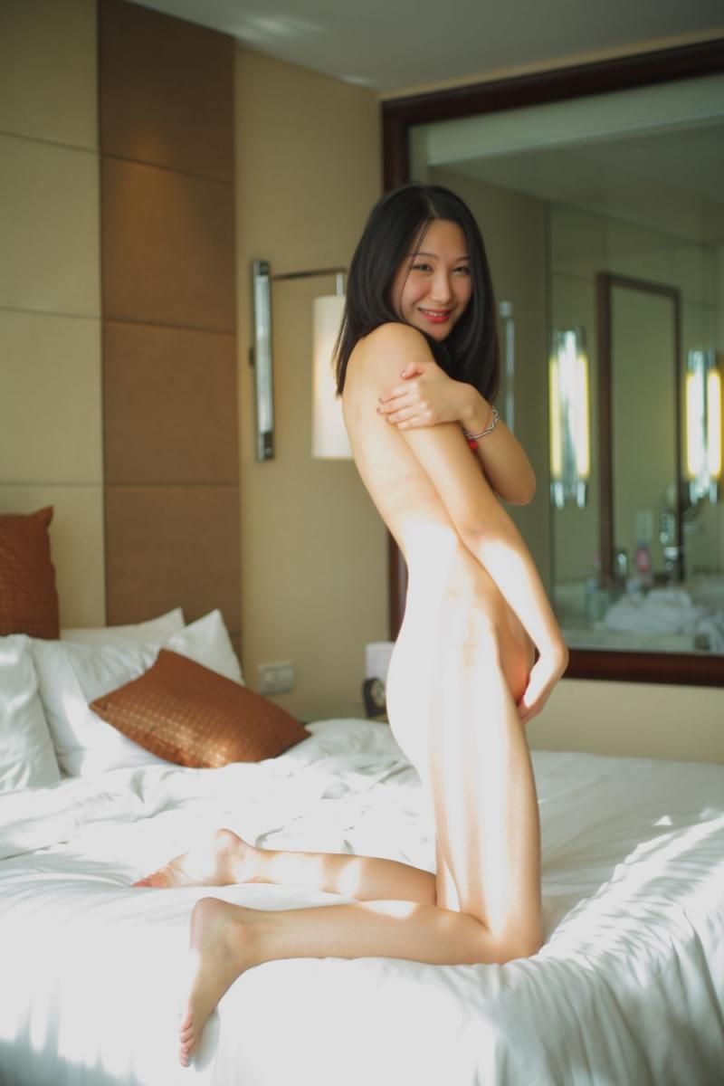 阳光下的少女上海酒店房间私密写真 A private photo of a gi