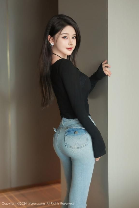 可人爱酱在墙边展现曼妙身姿 A cute man shows graceful