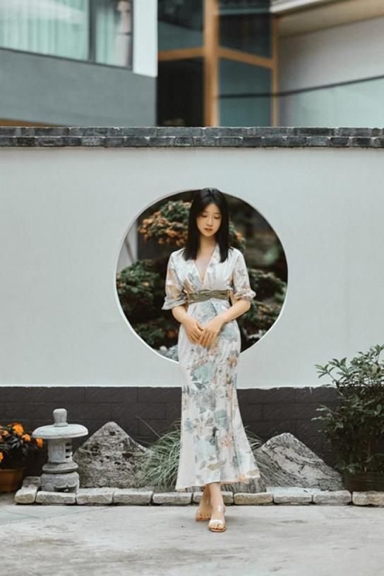 江南园林清丽女子 A beautiful woman in Jiangnan g