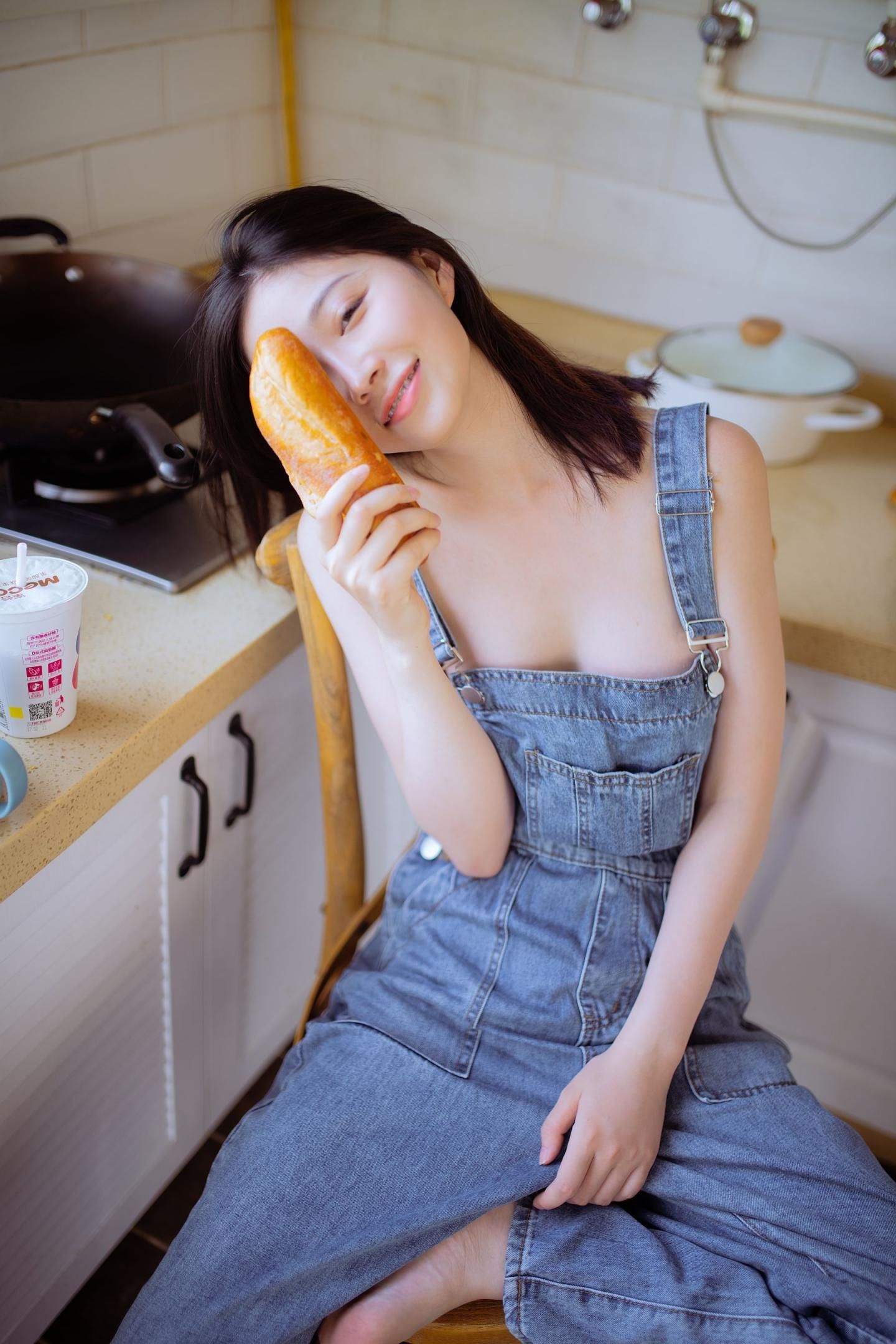 年年厨房午后时光蓝色背带裤法棍面包美好时光青春活力性感少女 Kitchen af