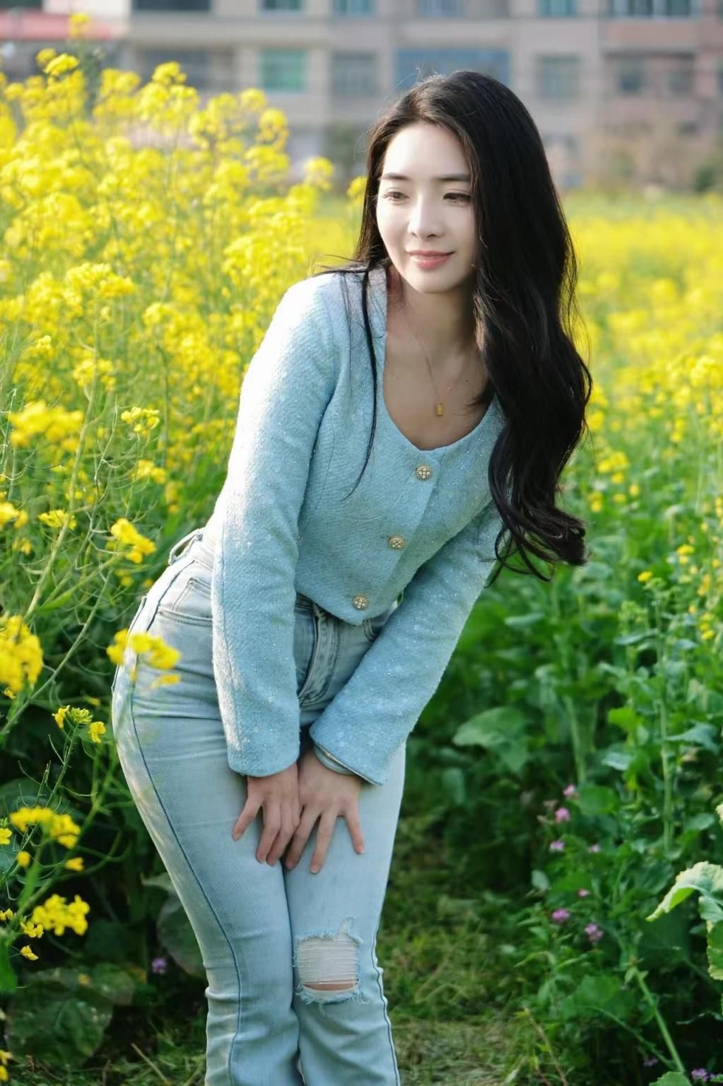 油菜花田里的女子腿的美 Beauty of a woman's legs in