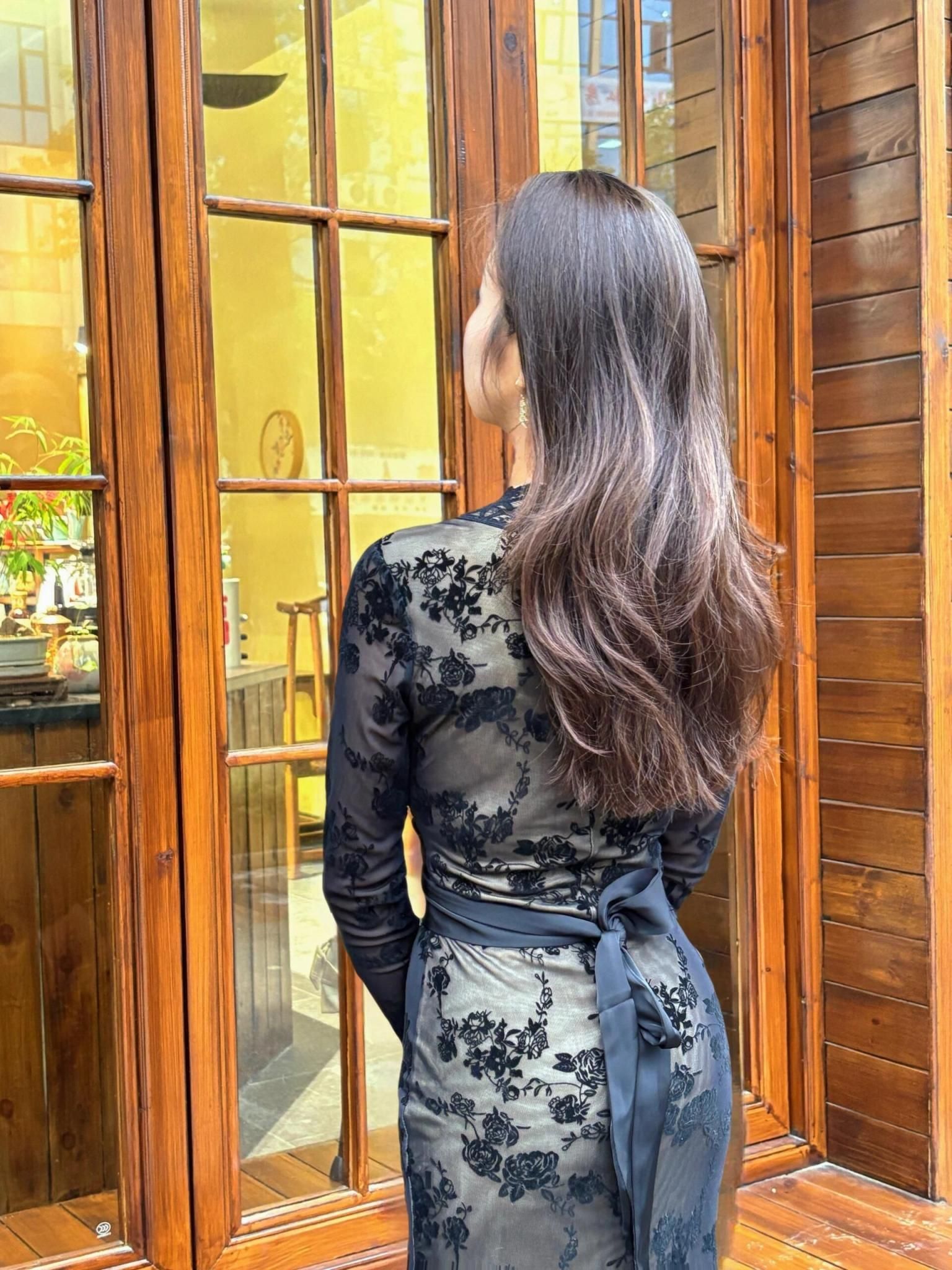 成熟女子在古镇的午后时光 Mature woman in the afterno