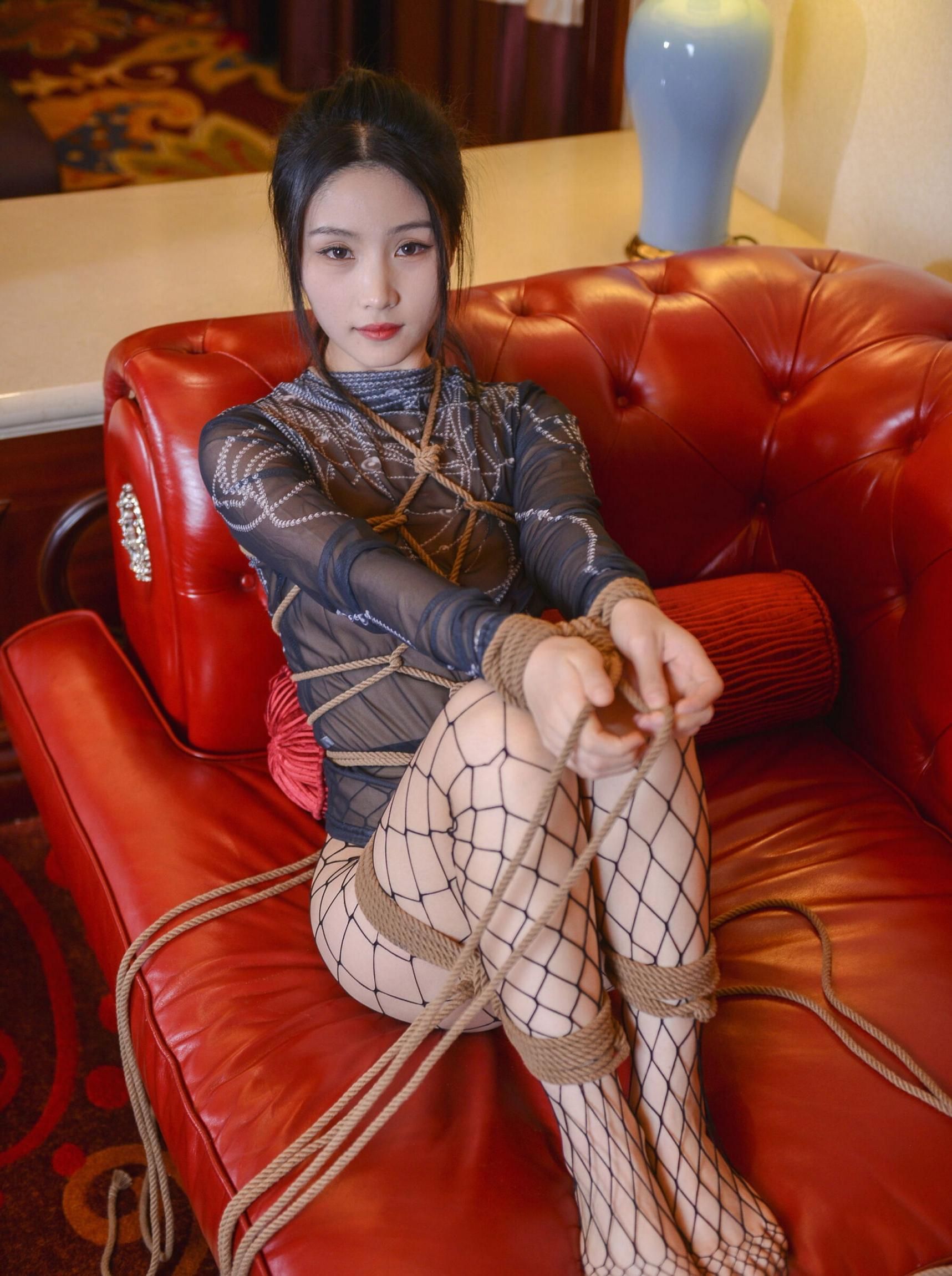 捆绑play：都市丽人被缚的诱惑，丝袜美腿的极致挑逗 Binding play：