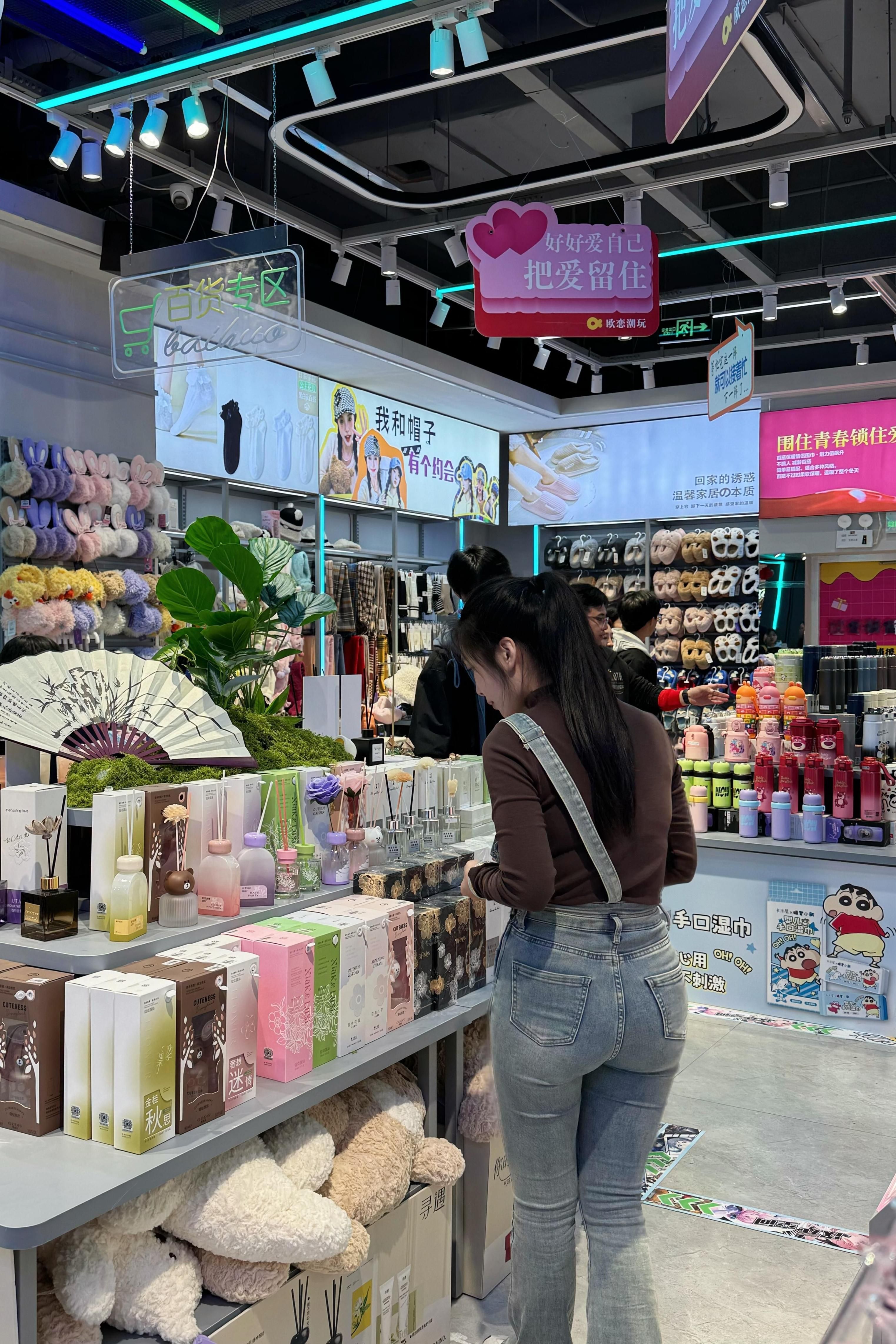 都市熟女背影：牛仔裤下的秘密 Urban mature woman's back