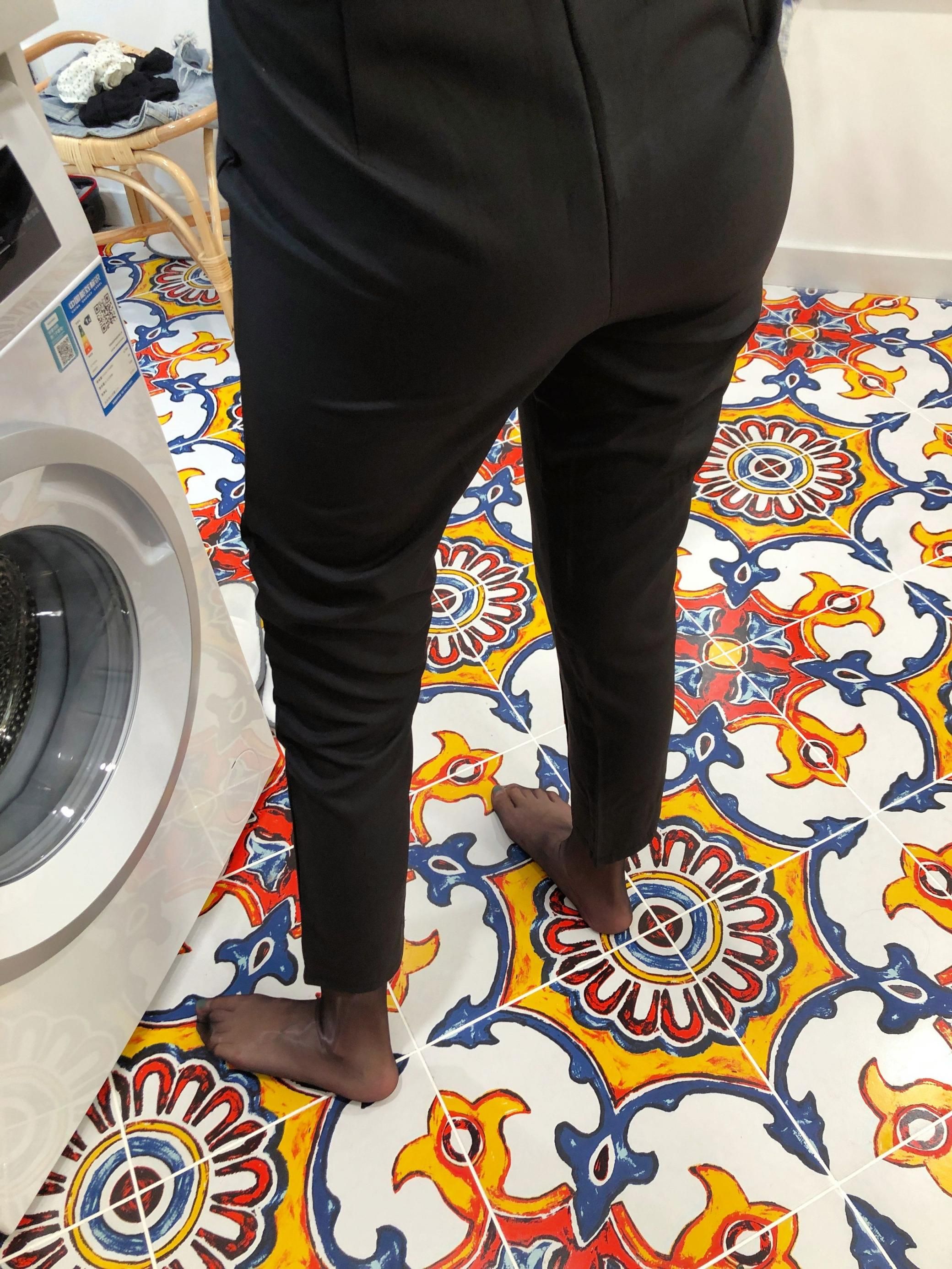 黑丝美足踩地砖：高跟鞋控的极致诱惑，细致入微的足部描写，令人心跳加速的视觉盛宴