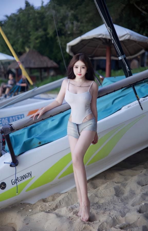 夜幕沙滩下的性感尤物：令人心跳加速的绝美曲线 Sexy stunners und