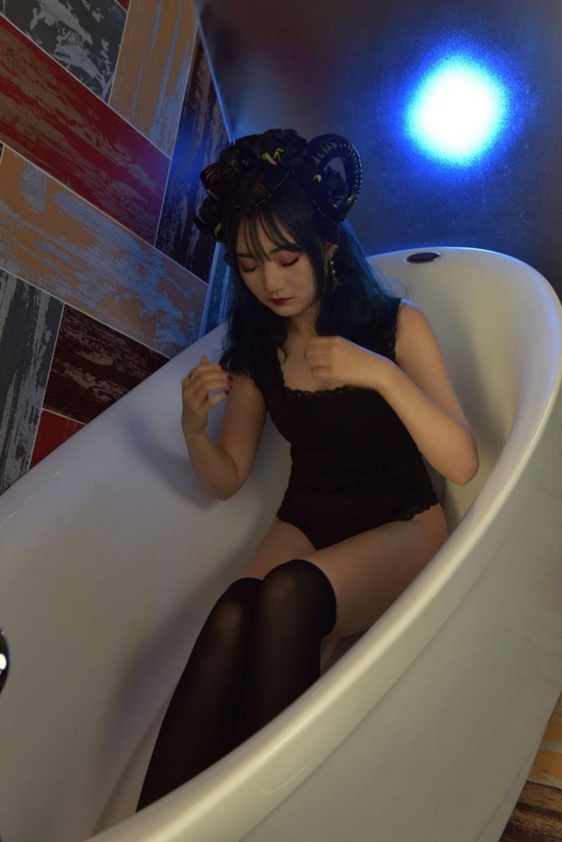 魅惑尤物：午夜浴缸的秘密 Charming Beauties： The Secr