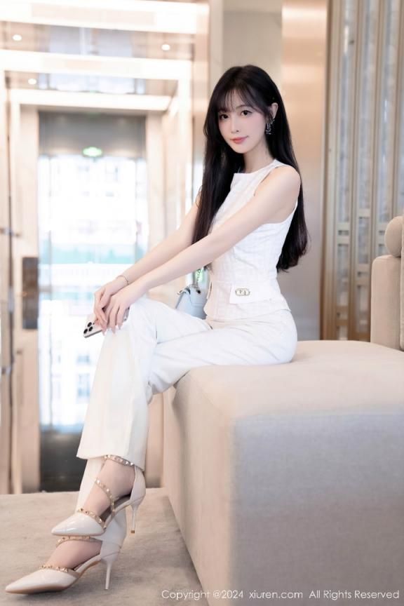 白裙少女的曼妙身姿：性感翘臀与美腿的完美结合 The graceful figu