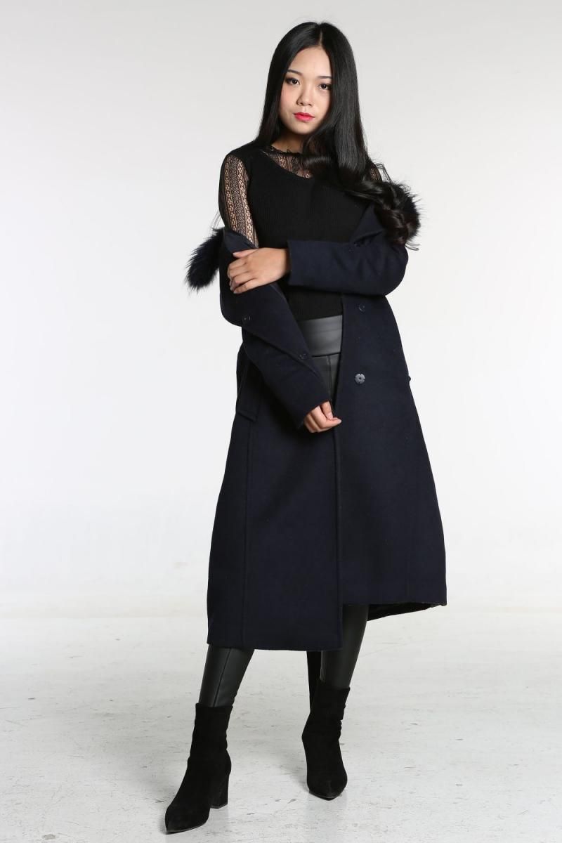 极品尤物！深V蕾丝诱惑，黑色羊绒大衣下的绝世身材，让人欲罢不能！ The bes