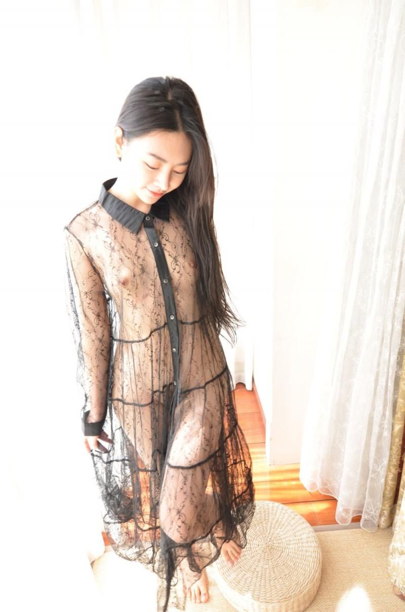 少妇薄纱下的曼妙身姿：一场阳光与蕾丝的诱惑 The graceful figur