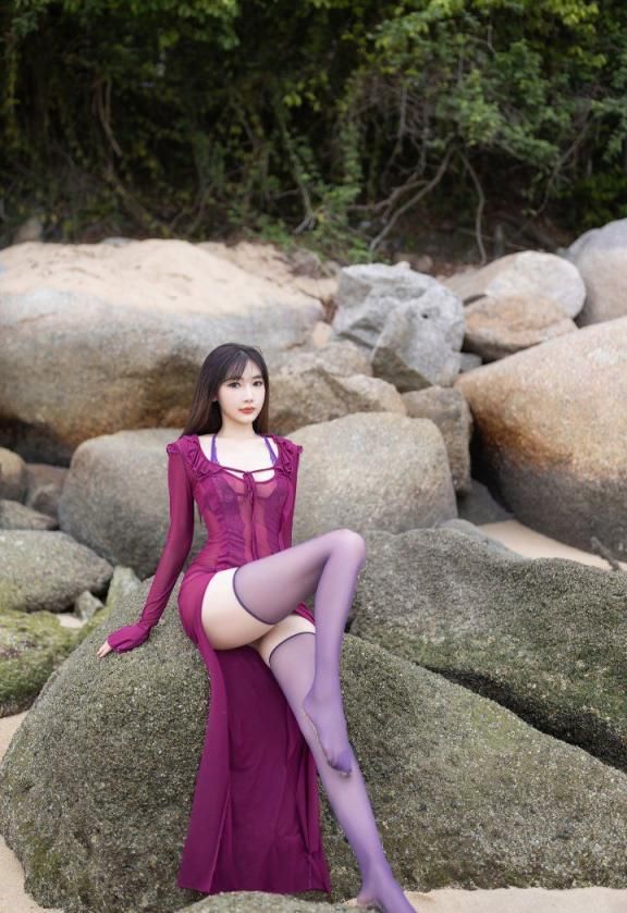 陆萱萱海边写真：紫色长裙下的性感诱惑，若隐若现的春光，让人浮想联翩。 Lu Xu