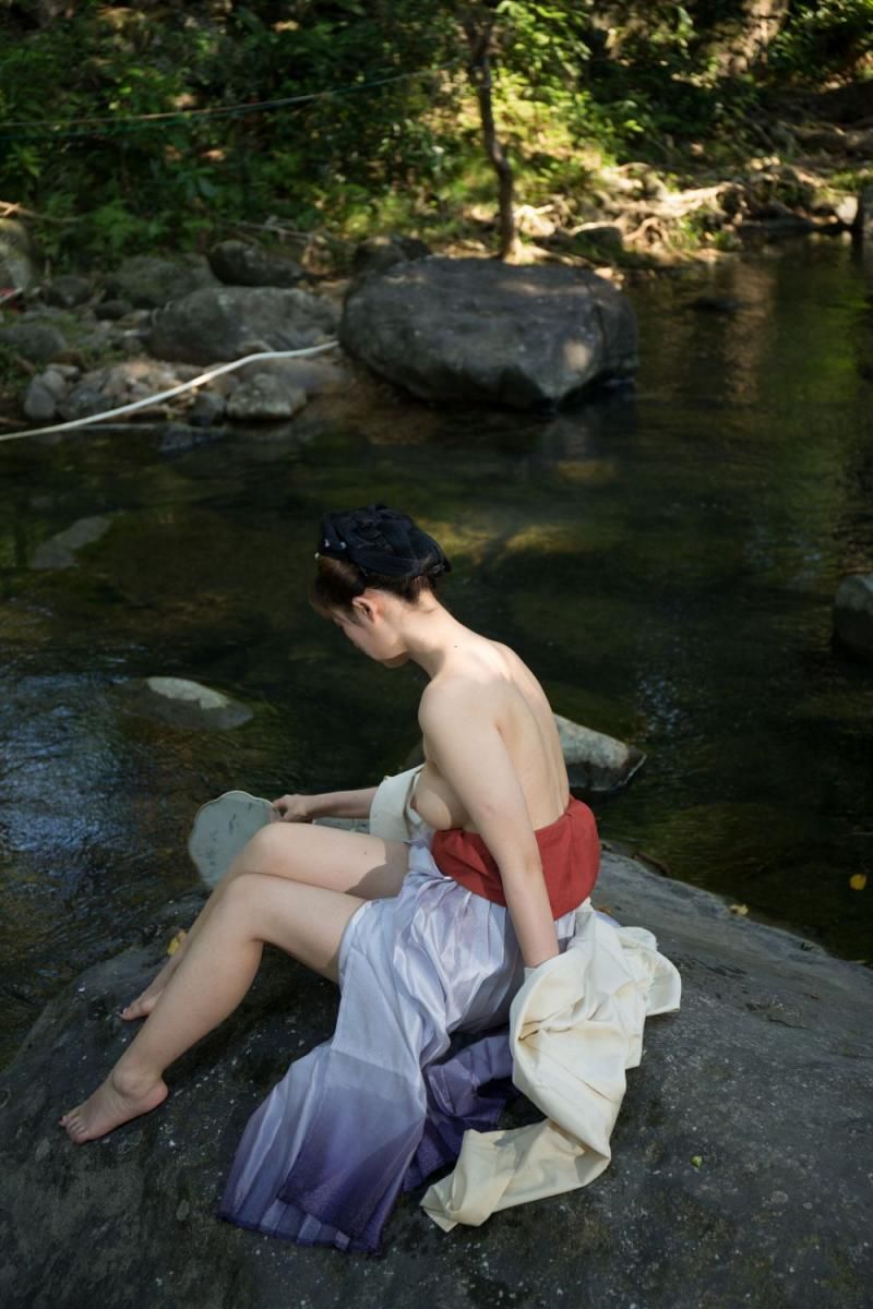 山间溪水诱惑：少女的清凉一夏，若隐若现的肌肤，撩拨心弦的曼妙身姿 Temptat