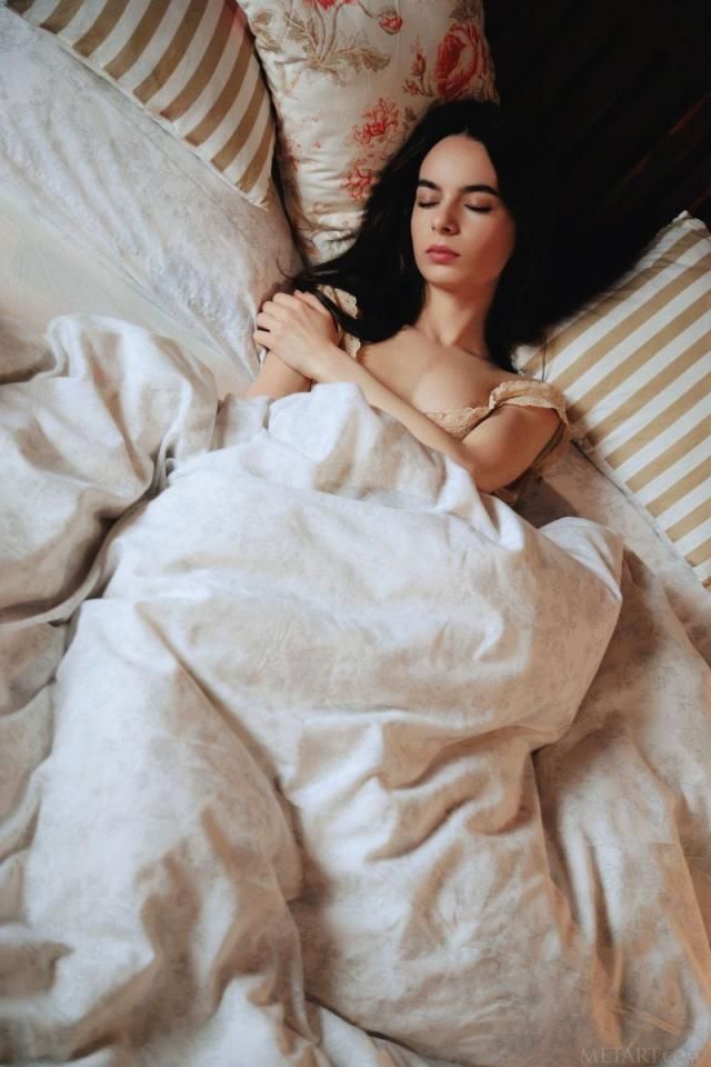 睡梦中的尤物：女孩的香闺私语 The beauty in the sleepin