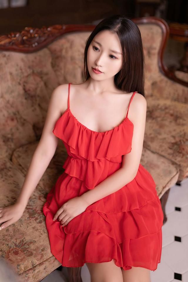 杏子：红色露肩短裙的诱惑，盛夏的热情与肌肤的秘密 Apricot： The te