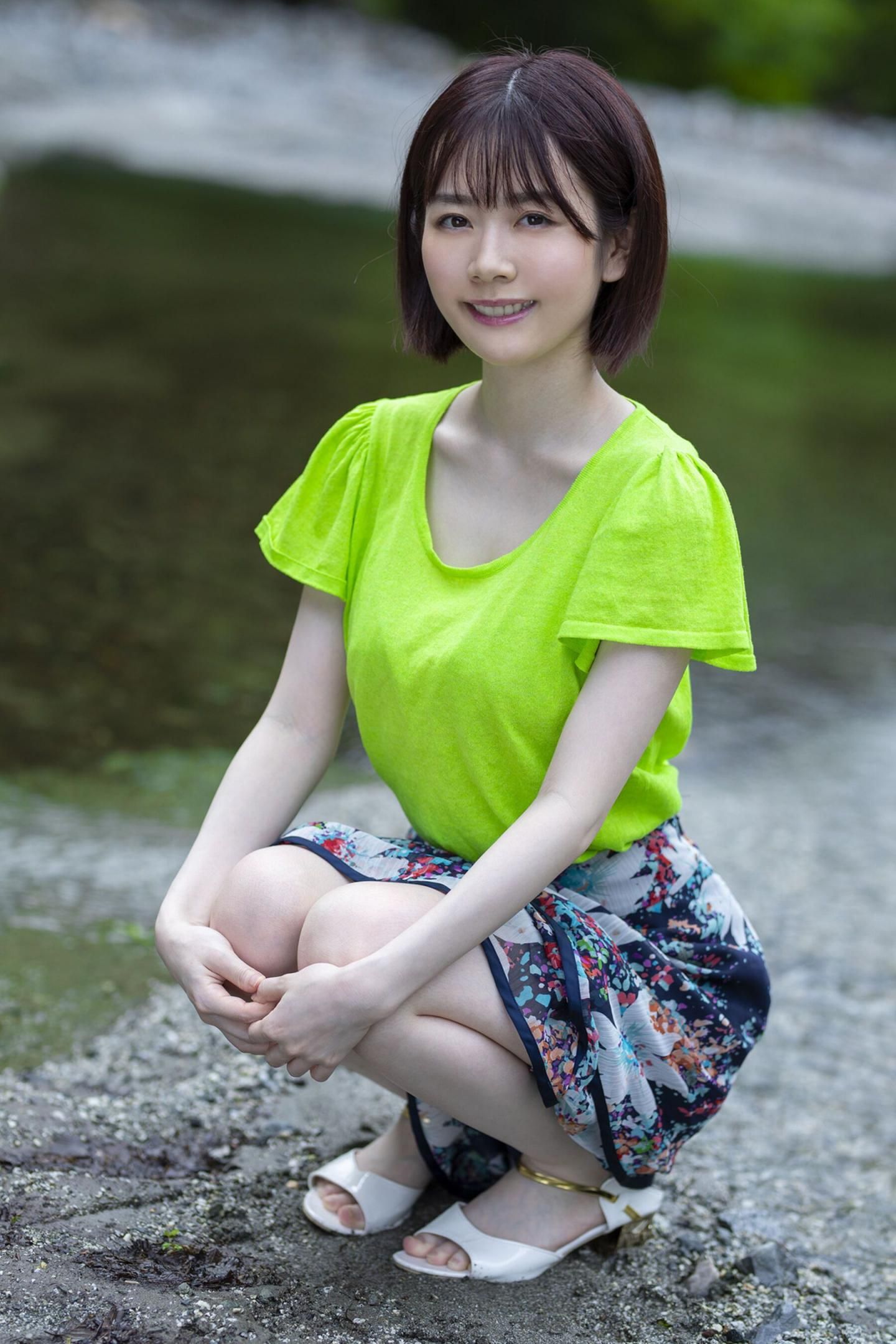 溪边少女的夏日诱惑：嫩绿衫下，若隐若现的肌肤与曼妙身姿，清凉的夏日气息扑面而来