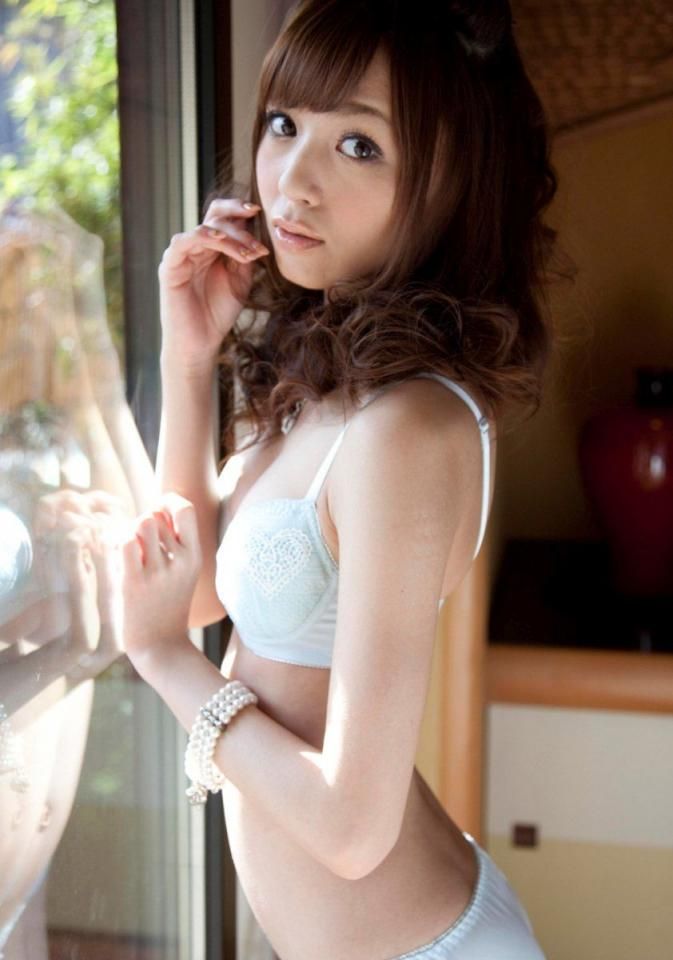 窗边轻语：日本女星写真诱惑，展现极致曼妙身材 Whispers by the w