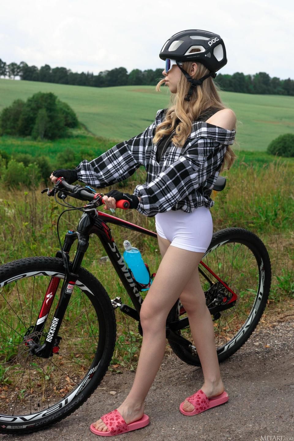 Creamsicle乡间骑行：金发尤物与山地车的诱惑&mdash;白皙肌肤、修长美腿、诱人曲