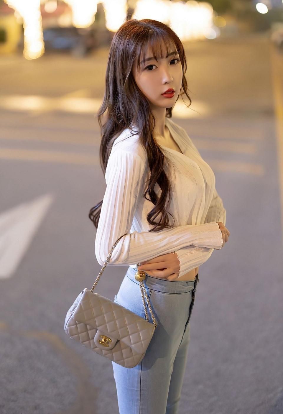 夜色撩人：气质美女的都市魅影，香奈儿包包下的性感曲线