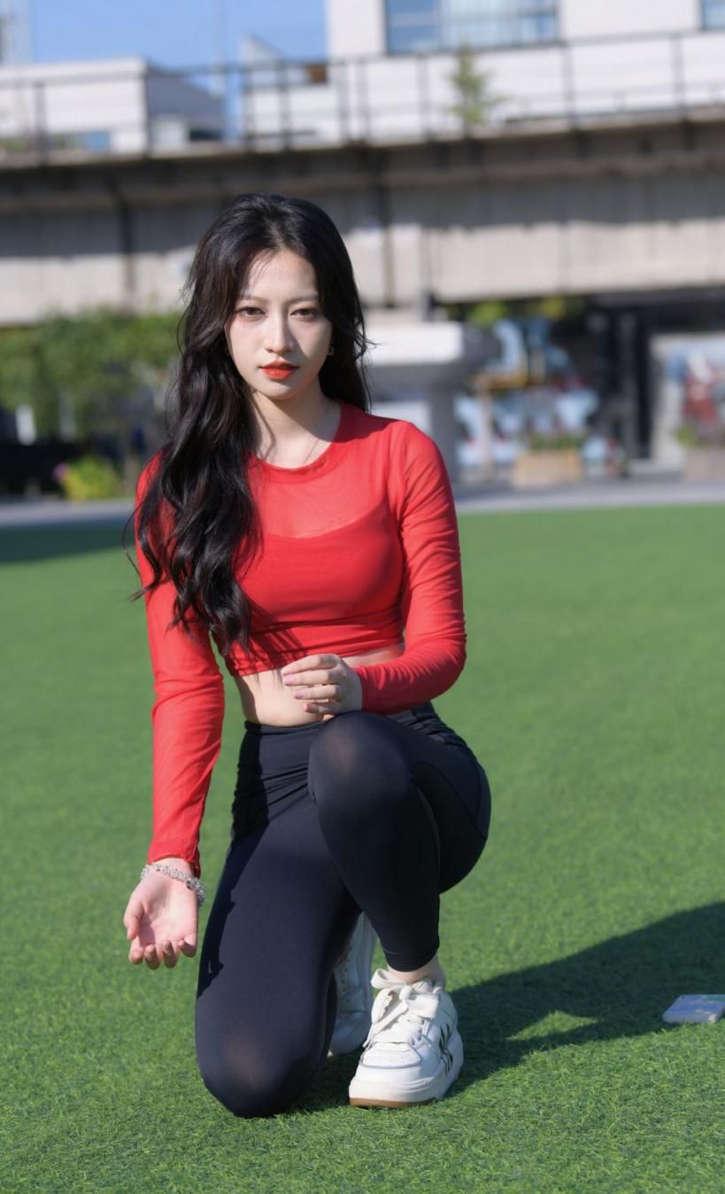 小妖精火辣写真：红色透视装下的曼妙曲线，跪地诱惑，挑战你的感官极限！