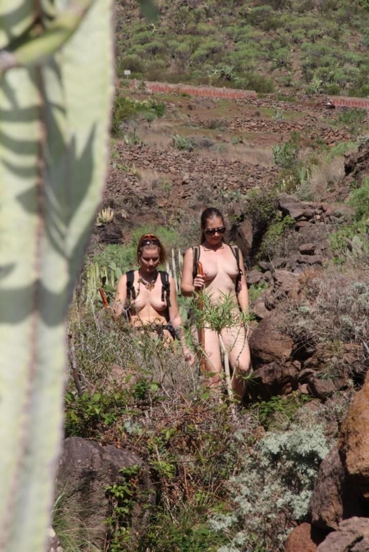 加那利群岛火山裸体徒步：两个女人的荒野探险，汗水与肌肤的诱惑