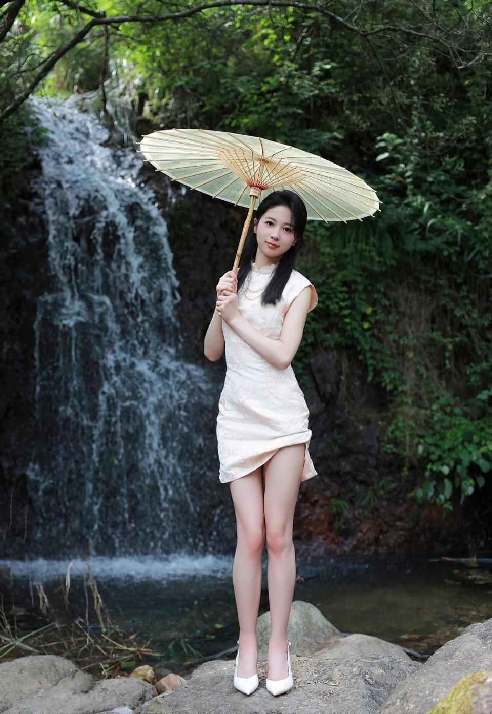 山野瀑布间的旗袍佳人：一场令人心醉的邂逅
