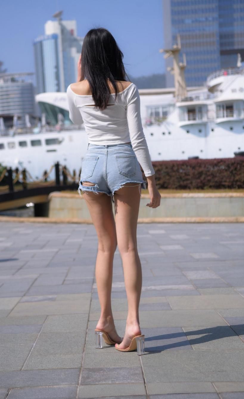 海港都市性感街拍：极品身材美女的清凉夏日