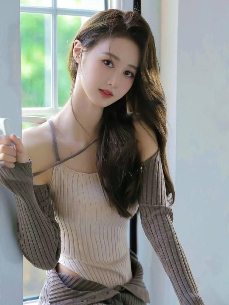 窗边美人：阳光下的肌肤诱惑，令人心动的温柔曲线