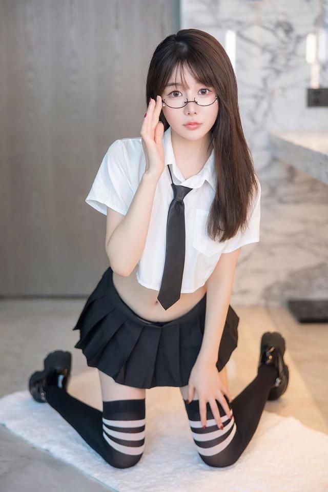 令人心动的清纯少女婠婠写真：白衬衫黑丝袜的诱惑