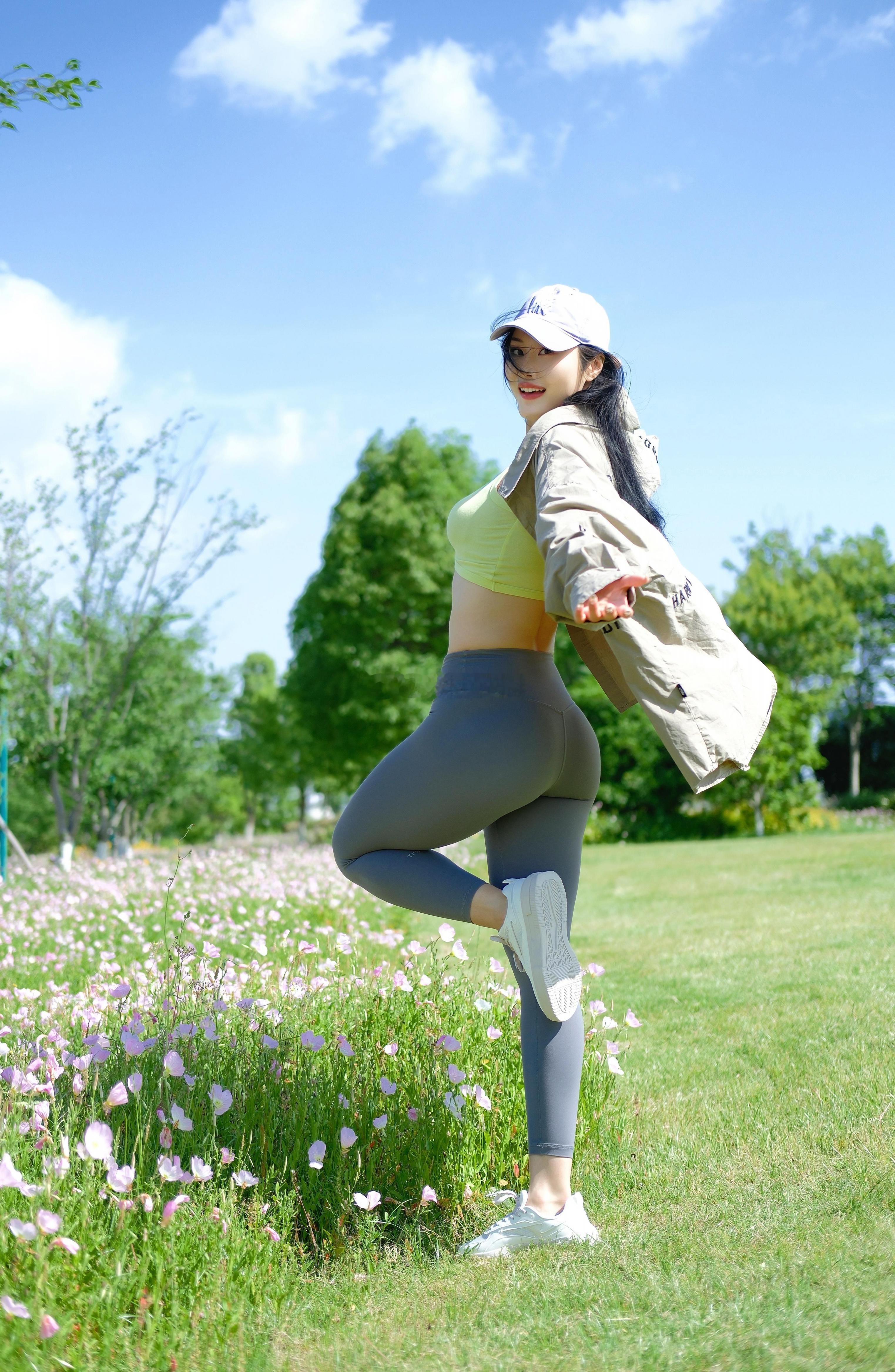 活力满满的瑜伽少女