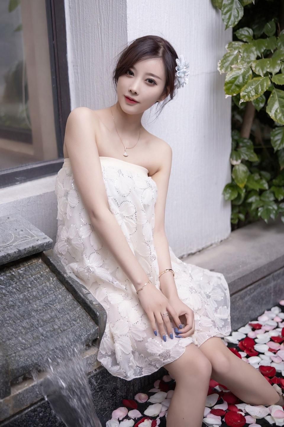 杨晨晨写真：一池春水，美人娇嫩肌肤，绝美写真，性感撩人 Yang Chenche