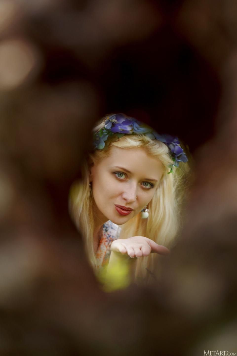 Nika N的森林秘密：金发尤物与花环的诱惑