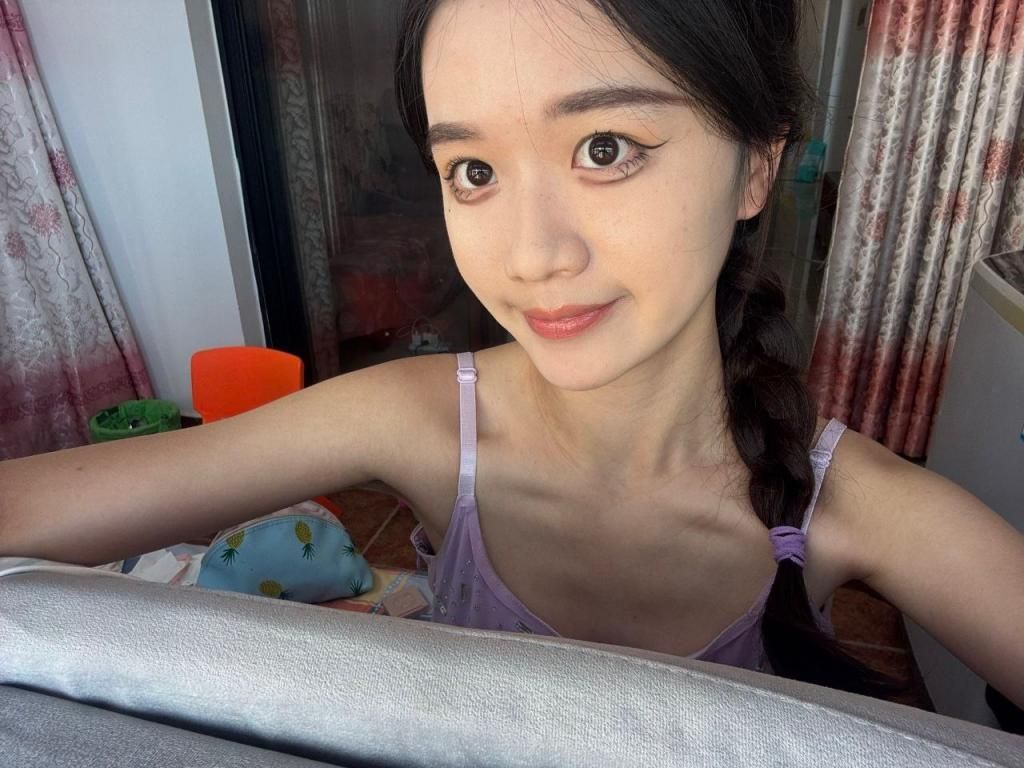 嫩嫩的女大学生嫩嫩的逼（2）