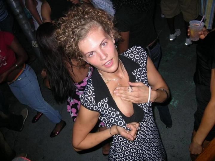 夜店大胆诱惑：波点短裙下的秘密，她用眼神告诉你一切