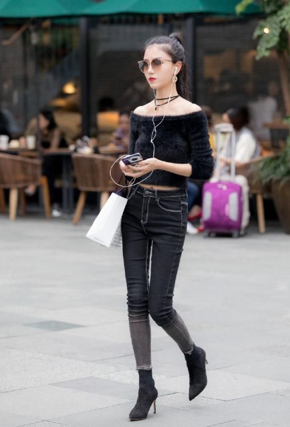 都市丽人街头魅影：高跟、丝袜、若隐若现的性感