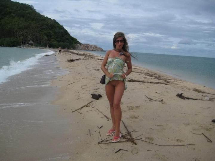 泰国海滩上的诱惑：少女的沙滩狂欢，大胆裸露，令人心跳加速的瞬间！