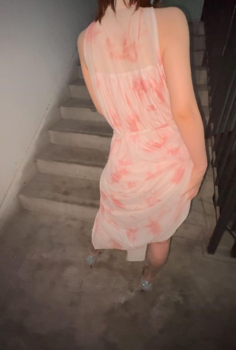 在楼道和草地上露出的人妻