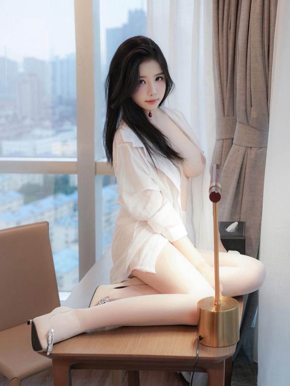 老区迷情：白衬衫下的春光，丝袜美腿的诱惑，一场都市夜色中的私密邂逅