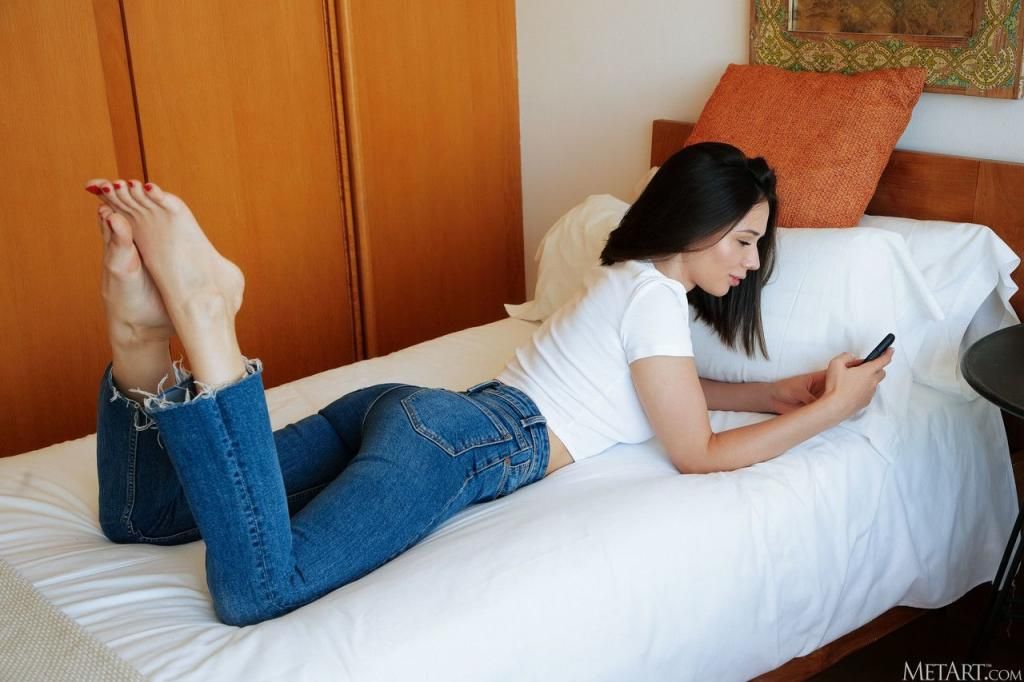 Eve Sweet的午后诱惑：阳光下的牛仔裤与诱人曲线，一个女孩的私密时光