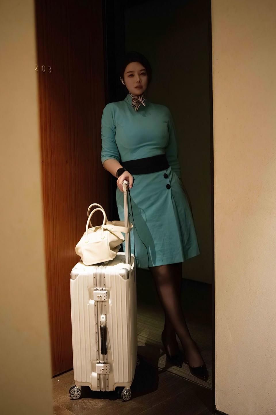 空姐小雅下班后的秘密：203房间的诱惑