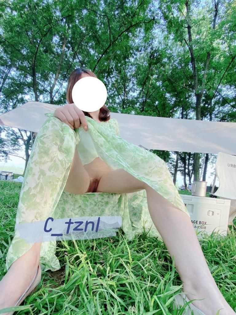 小母狗掰开嫩逼给你操