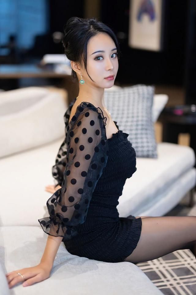 蓝夏魅惑写真：黑色透视波点裙勾勒曼妙曲线，成熟女人味爆棚！